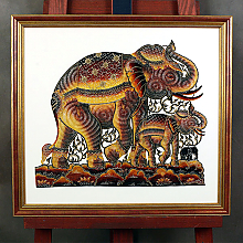Серия иллюстраций со слонами в багетных рамах