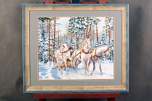 Вышивка с тройкой лошадей в зимнем лесу в багетной раме с двойным паспарту