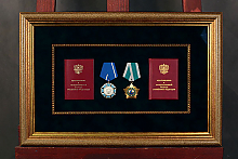 Оформление медалей и орденов в 4 багетные рамы на бархатном паспарту
