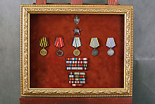 Медали в золотой раме на бархатном паспарту