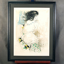 Рисунок девушки в багетной раме с паспарту