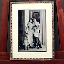 Групповое семейное фото в деревянной багетной раме