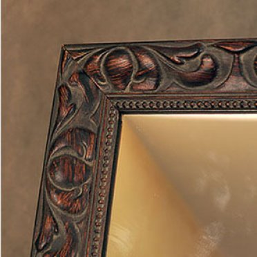 Зеркало золотого цвета в деревянном итальянском багете