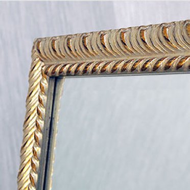 Зеркало серебряного цвета в состаренной багетной раме золотого цвета