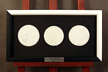 Гипсовые барельефы в черно-белом профиле под стеклом