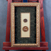 Две монеты в багетной раме с паспарту и слипом