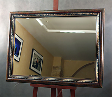 Прямоугольное зеркало в темной деревянной раме