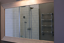 Зеркало в широкой деревянной импортной раме