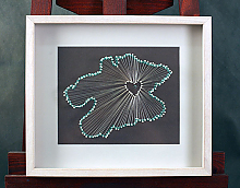 Рисунок из булавок в булой раме с паспарту