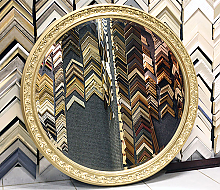 Круглое зеркало в классической золотой раме