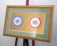Антикварные тарелки с росписью в раме с паспарту под стеклом