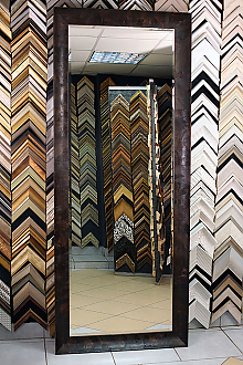 Два зеркала в деревянных багетных рамах