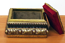 Шкатулка украшенная багетом с обклейкой паспарту