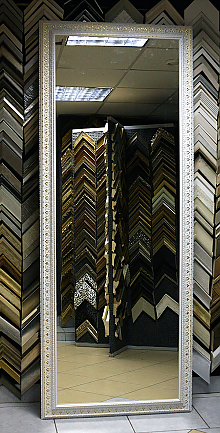 Зеркало в белой деревянной раме