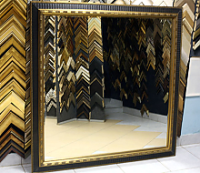 Зеркало в черно-золотом деревянном багете