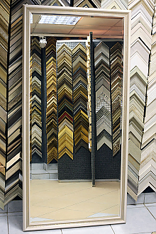 Большое вертикальное зеркало в деревянном багете