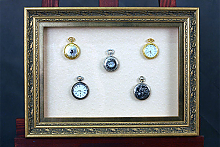 Антикварные часы в двойных рамах