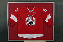 Хоккейная майка в раме под стеклом