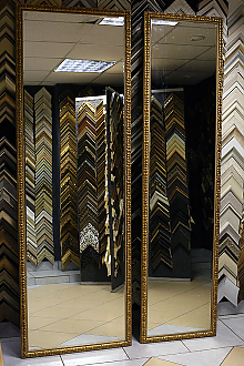 Два зеркала в деревянном багете