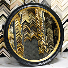 Круглое зеркало в черно-золотой раме