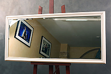 Оформление зеркала в деревянный белый багет