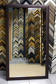 Прямоугольное зеркало в современной деревянной раме