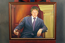 Портрет мужчины на резном стуле маслом в раме