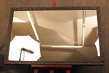 Зеркало в резной деревянной раме