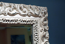 Зеркало в белом деревянном резном багете