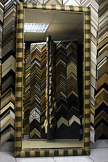 Зеркало в полосатой багетной раме