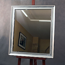 Оформление зеркала в деревянный черно-серебряный багет