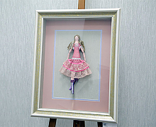 Скандинавская кукла в раме под стеклом