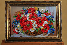 Вышивка бисером с букетом цветов в золотой раме