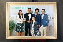 Групповой портрет из 5 человек по фото в раме