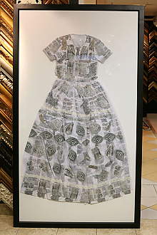 Платье в раме под стеклом