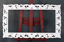 Зеркало в белой резной багетной раме