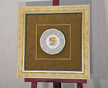 Антикварная тарелка в двойной раме с двойным паспарту и слипом