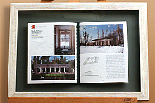 Толстый буклет с проектом ресторана в раме под стеклом