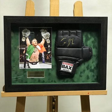Боксерская перчатка с автографом в багетной раме под стеклом