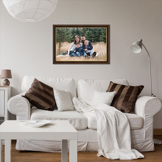 Фото в коричневой багетной раме в интерьере