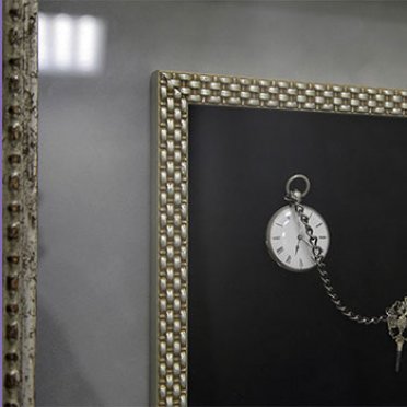 Старинные часы в багетной раме под стеклом