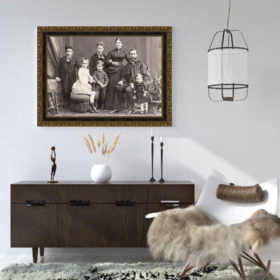 Фото в бронзовой багетной раме в интерьере