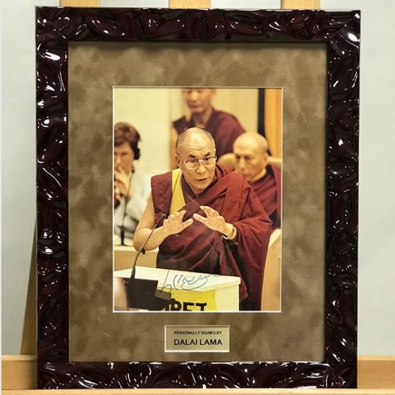 Автограф знаменитости в багетной раме под стеклом