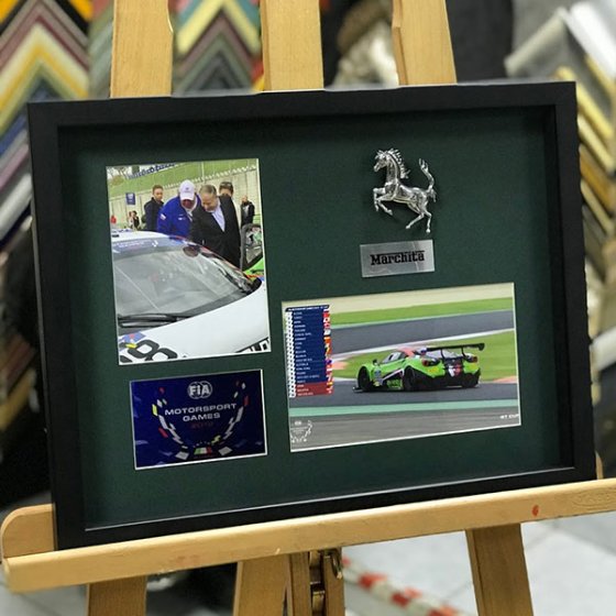 Памятный значок  в багетной раме под стеклом