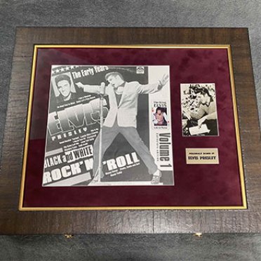 Пластинка с автографом в багетной раме под стеклом