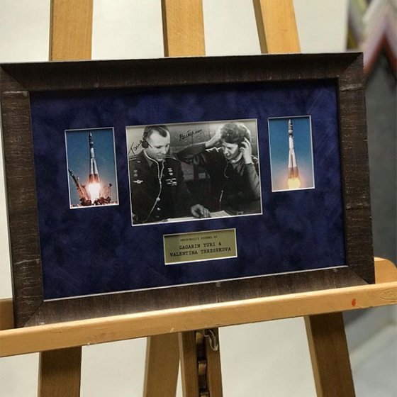 Автограф  известной личности  в багетной раме под стеклом