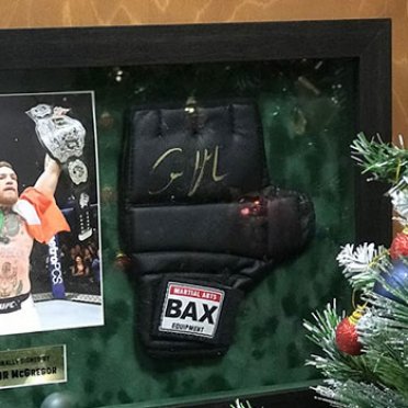 Боксерская перчатка с автографом в багетной раме под стеклом