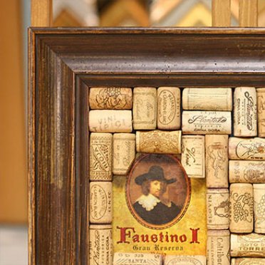 Коллекция винных пробок в багетной раме под стеклом