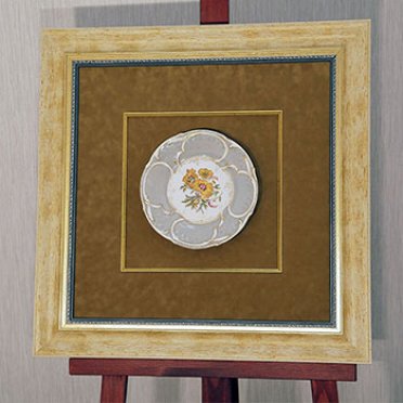 Сувенирная тарелка в багетной раме под стеклом