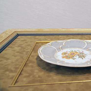 Сувенирная тарелка в багетной раме под стеклом